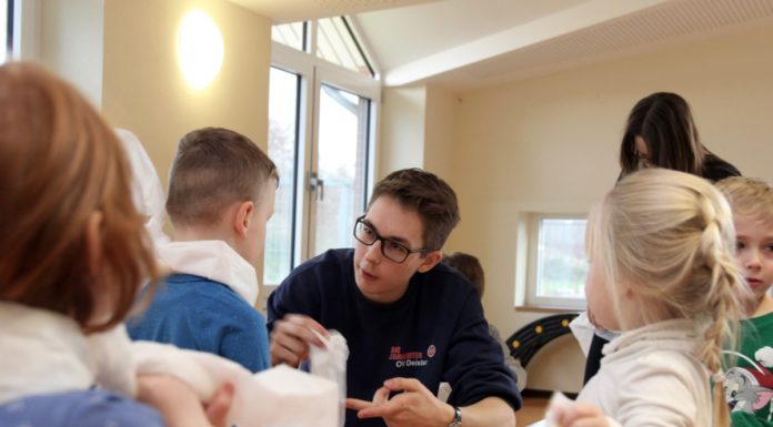 Kindergartenkinder lernen Erste-Hilfe-ABC