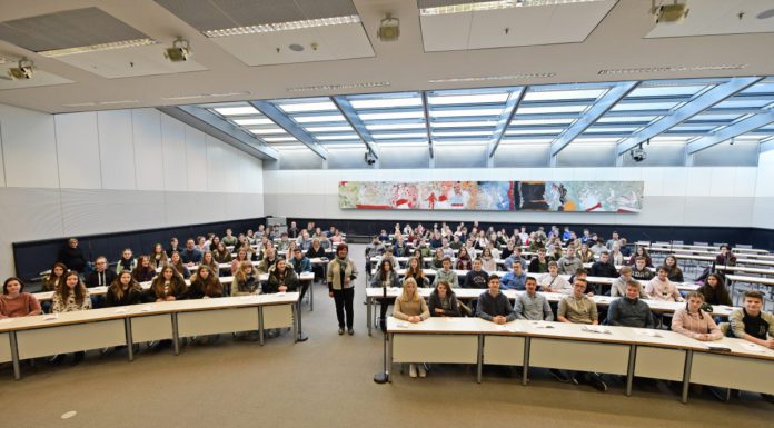 Caren Marks begrüßt 9. Jahrgang der IGS Wunstorf in Berlin