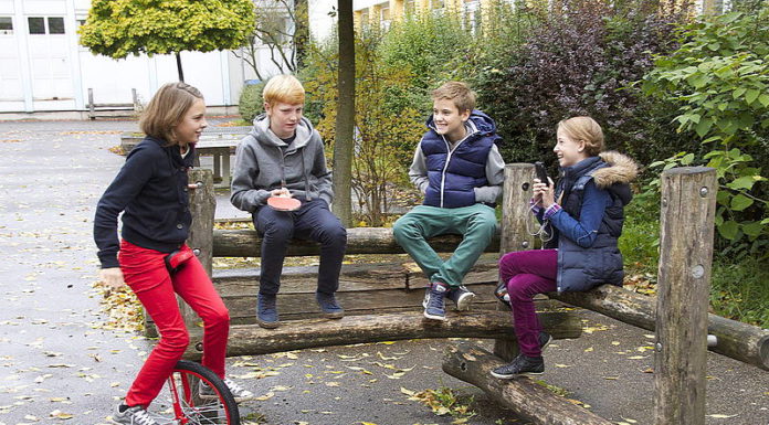 Angekommen in Europa – Vier junge Geflüchtete spielen bei der Weltmeisterschaft im Tischfußball