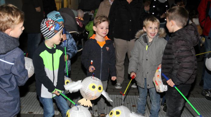 Funkelnde Kinderaugen überstrahlen die Laternen