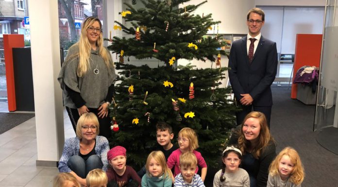 DRK-Kindergarten Luthe schmückt Volksbank-Weihnachtsbaum