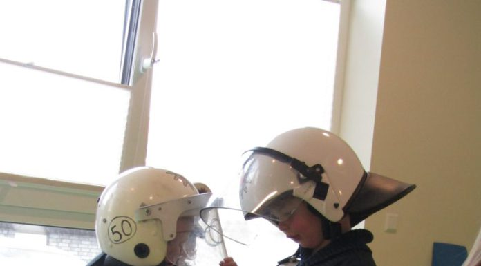 Kinder der KinderZeit bekommen Besuch von der Polizei