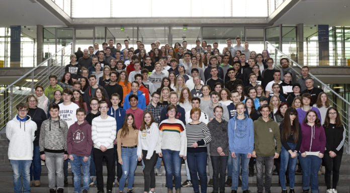 Der gesamte 9. Jahrgang der IGS Wunstorf besucht Caren Marks in Berlin