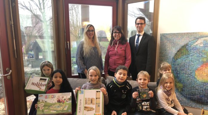 Hannoversche Volksbank schenkt der Kita Arche Noah Spiele