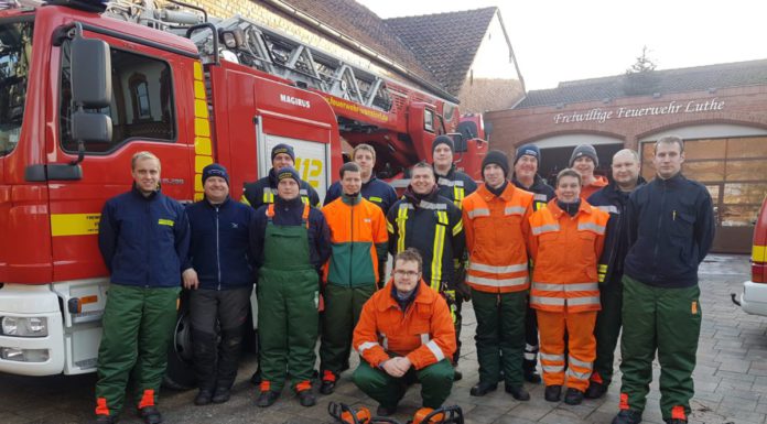 Stadtfeuerwehr bildet an der Motorkettensäge aus