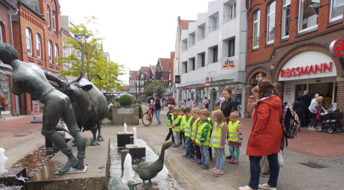 Stadtführerin bringt Kindergartenkindern der Kindertagesstätte KinderZeit die Wunstorfer Geschichte näher