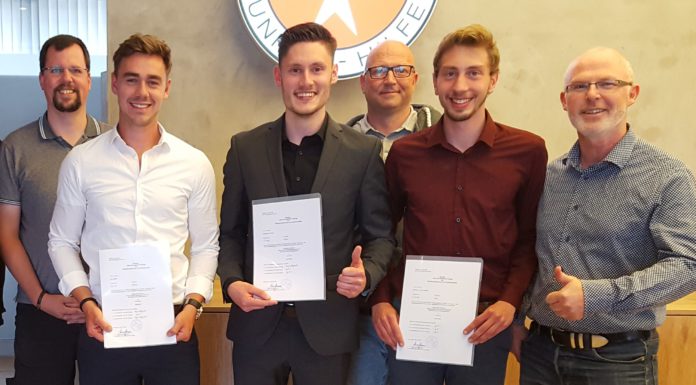 Fünf Notfallsanitäter – Azubis schließen dreijährige Ausbildung erfolgreich ab