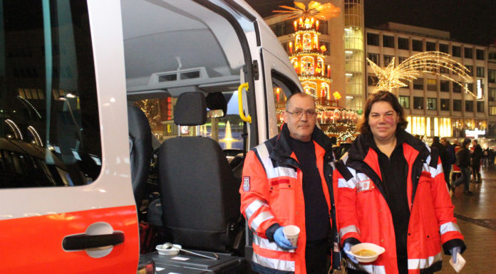 Seit zehn Jahren bringen die Johanniter Obdachlosen nicht nur Essen und Kleidung, sie schenken auch Zeit und Anteilnahme. Seit 2009 hat sich viel verändert