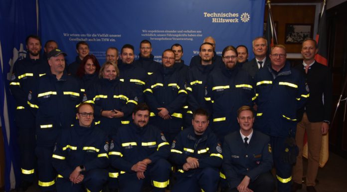 Hoppenstedt überreicht Erinnerungsmünzen der Bundeswehr an THW-Helfer