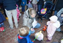 Laternenumzug der Johanniterkrippe Ringelsöckchen – Krippengarten wird zum Lichtermeer