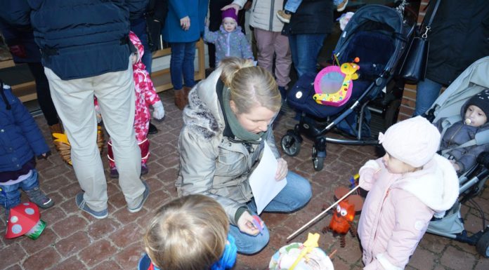 Laternenumzug der Johanniterkrippe Ringelsöckchen – Krippengarten wird zum Lichtermeer