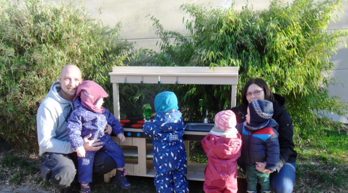 Neue Matschküche erfreut Kinder – gespendet von KFZ Meisterbetrieb Dubbert