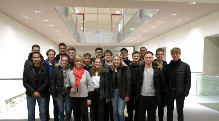 Politik-Leistungskurs des Hölty-Gymnasiums Wunstorf besucht Caren Marks in Berlin