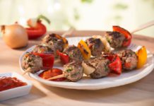 Feurige Hackbällchen am Spieß