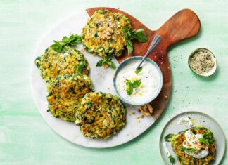 Zucchini Feta Puffer mit Joghurt-Dip
