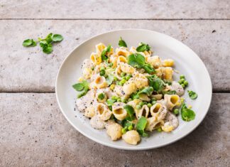 Pasta Alfredo mit Blumenkohl und Erbsen