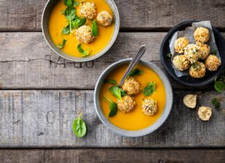 Brotbällchen mit Sesam auf Kürbiscreme mit knusprigem Spinat
