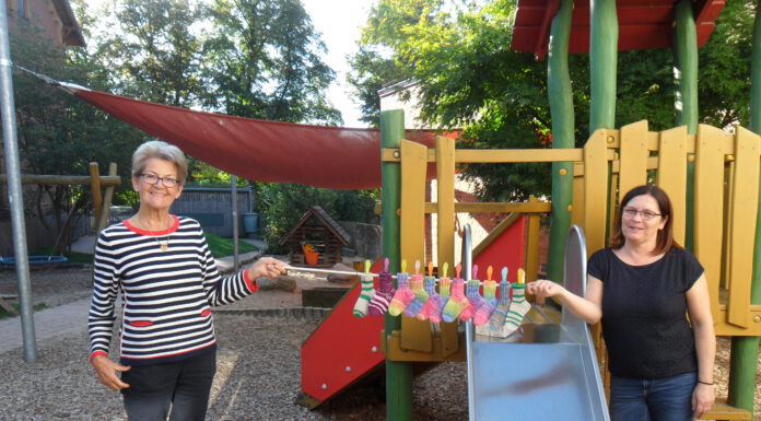 Kinder freuen sich über Ringelsöckchen – Sigrid Rehkopf versorgt Johanniter-Krippenkinder