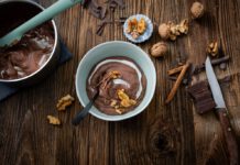 Weihnachtlicher Schokoladenpudding mit karamellisierten Walnüssen – Zubereitet mit: Mondamin