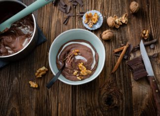 Weihnachtlicher Schokoladenpudding mit karamellisierten Walnüssen – Zubereitet mit: Mondamin