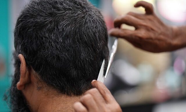 Wie lange kommen wir noch ohne Friseur aus? Wer traut sich selbst ans Haar?