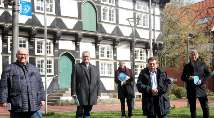 Klingende Laternen: Wunstorf mit den Ohren entdecken – Akustischer Spaziergang von Regionspräsident und Bürgermeister eröffnet