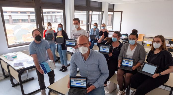 Tablets für Pflegeazubis: Projekt der Region Hannover und der KRH Akademie verteilt Tablets an Schüler*innen