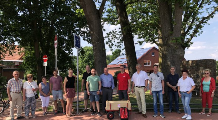 SPD-Bürgermeisterkandidat Carsten Piellusch im Interessenaustausch mit Großenheidorner/innen und Martin Ehlerding (SPD)