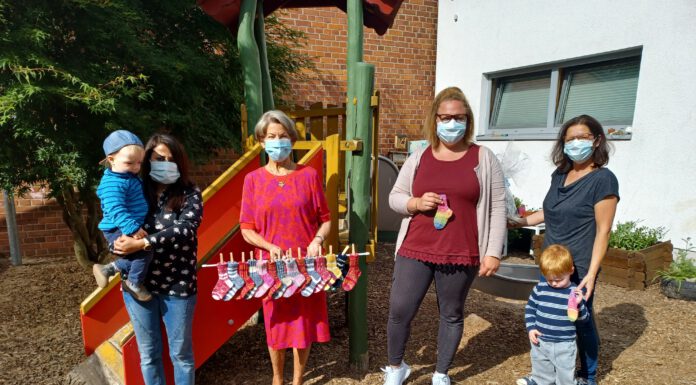 Johanniter-Krippe Ringelsöckchen erhält wieder selbst gestrickte Ringelsocken