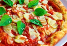 Frischer Pizzateig mit passender Tomatensoße