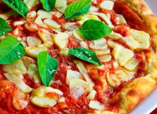 Frischer Pizzateig mit passender Tomatensoße