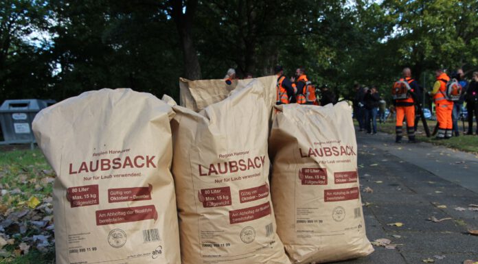Wieder da: aha bietet Laubsack an, Abholung mit dem Biomül