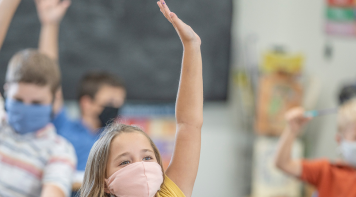 „Präsenz sichern, Gesundheit schützen“ – ab morgen strengere Regeln an Schulen und Kitas