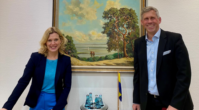 Rebecca Schamber und Carsten Piellusch tauschen sich aus