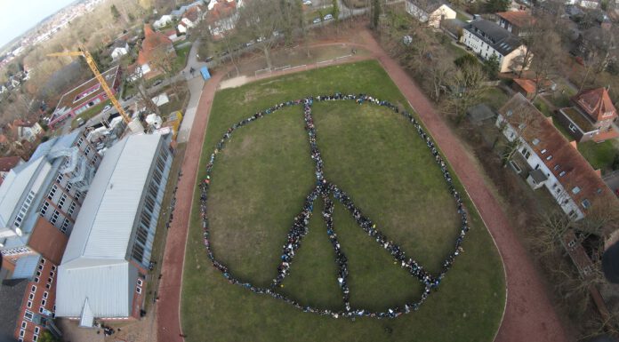 Hölty setzt Peace-Zeichen gegen Krieg in der Ukraine