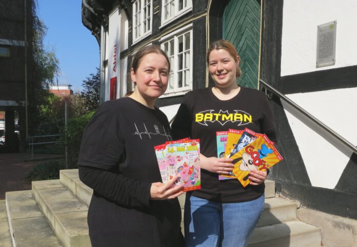 Stadtbibliothek Wunstorf - Pressefoto - Gratis Comic Tag 14-5-22 Bild 2 - Mercedes Töller und Jacqueline Schmidt
