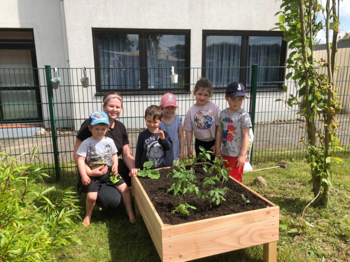 v.l. Erzieherin Inga Moitje mit Ben (4) Ben (3) Helen (4) Ana(5) und Jonah(5)