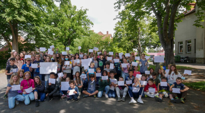 Hölty-Gymnasium Wunstorf sammelt mit Kunstaktion Spenden für die Ukraine