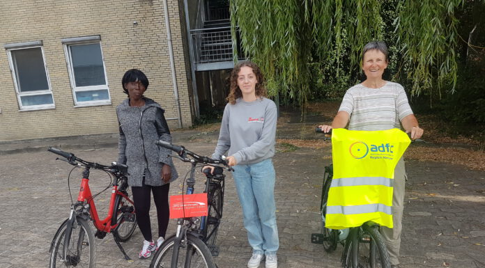Frauen lernen Fahrrad fahren – Johanniter und ADFC schulen Bewohner zur Sicherheit im Straßenverkehr