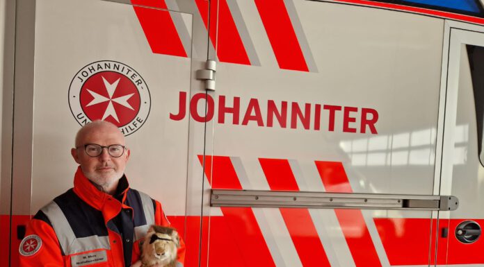 Kuschellöwen sollen Trost spenden – Lions übergeben Löwen an Johanniter