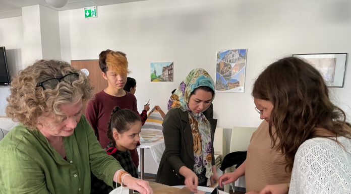 Treffpunkt Kinderwagen stellt Bienenwachstücher her