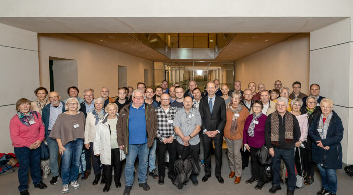 Bundestagsabgeordneter Dr. Hendrik Hoppenstedt begrüßt politisch Interessierte aus Burgwedel und Wunstorf