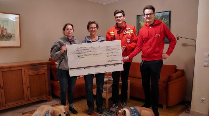 Johanniter-Jugend übergibt Spende, am 11.11.2022 findet in diesem Jahr der Laternenumzug statt