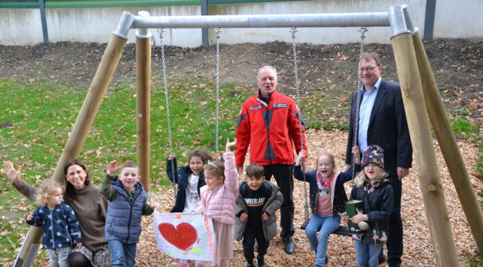 Johanniter-Kita Kinderzeit geht mit großem Schwung in den Herbst: Volksbank spendet neue Schaukel