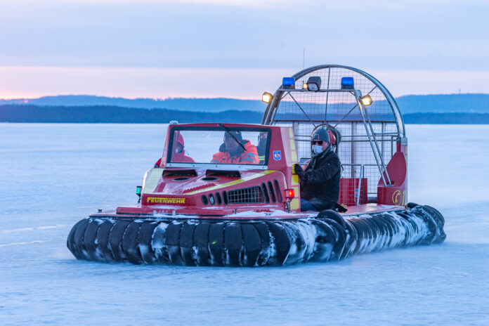Rettungsboot auf dem zugefrorenen Steinhuder Meer