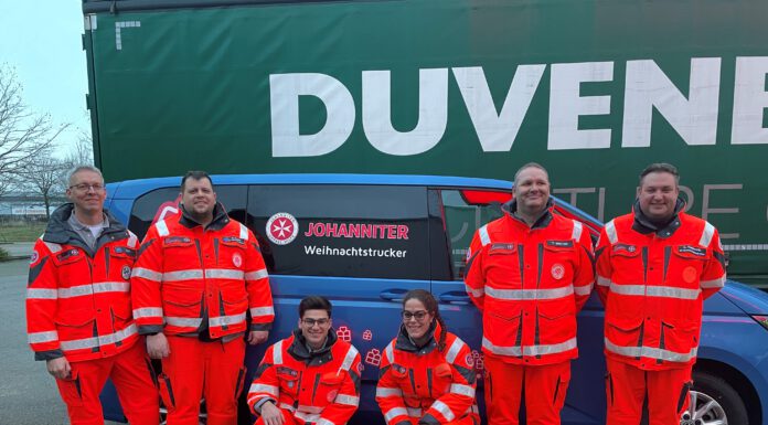 Johanniter mit Hilfsgütern für die Ukraine am 2. Weihnachtsfeiertag aufgebrochen Die Wunstorfer Weihnachtstrucker v.l. Konvoileiter Christian Hoffer, Michael Thode, Ben Wagner, Jessica Jahn, Timo Walter, Andreas Huesmann