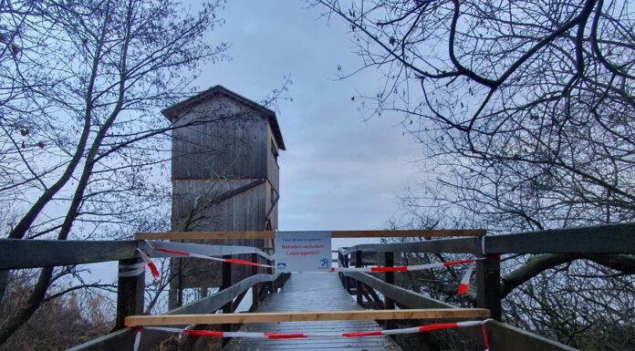 Frostschäden: Steg zum Winzlarer Turm gesperrt Blick auf den Winzlarer Turm. Rot-weißes Absperrband im Vordergrund.
