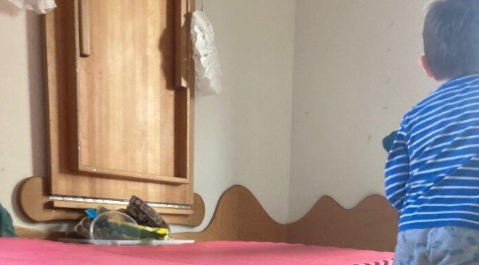 „In die Kisten, fertig, los“… – Johanniter-Kita „KinderZeit“ führt „Spielzeugfrei“-Experiment durch Beispiel für eine - ohne fertiges Spielzeug - selbst erbaute Höhle