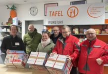 Johanniter beenden Weihnachtstruckeraktion mit Paket-Übergabe ie letzten Pakete aus der Weihnachtstruckeraktion 2022 von den Johannitern an die Wunstorfer Tafel und den Tagestreff für Wohnungslose Wunstorf übergeben. v. l. FrankLöffler, Christoph Rüther, Sabine Läßing, Michael Schaer, Hans-Henning Strauß und Thomas Silbermann