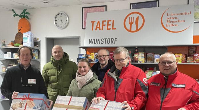 Johanniter beenden Weihnachtstruckeraktion mit Paket-Übergabe ie letzten Pakete aus der Weihnachtstruckeraktion 2022 von den Johannitern an die Wunstorfer Tafel und den Tagestreff für Wohnungslose Wunstorf übergeben. v. l. FrankLöffler, Christoph Rüther, Sabine Läßing, Michael Schaer, Hans-Henning Strauß und Thomas Silbermann